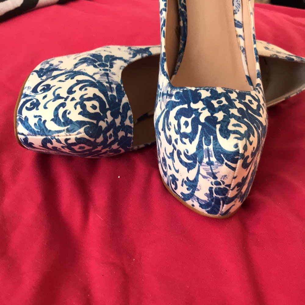Closed toe platform heels - Picture 7 of 8